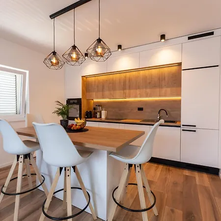 Bernie With A Pool Appartamento Zara