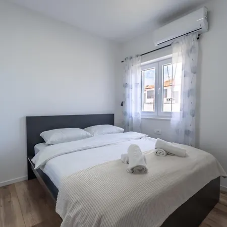 Bernie With A Pool Appartamento *