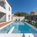 Apartman Bernie With A Pool