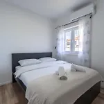 Bernie With A Pool Apartman *