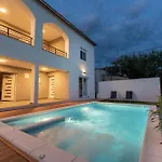 Bernie With A Pool Apartman *