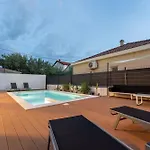 Apartman Bernie With A Pool