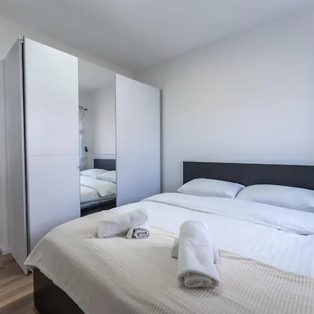 公寓 Bernie With A Pool