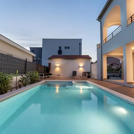 Apartman Bernie With A Pool *