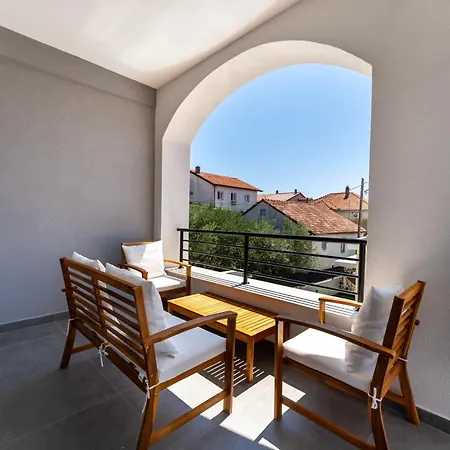 Bernie With A Pool * 扎达尔