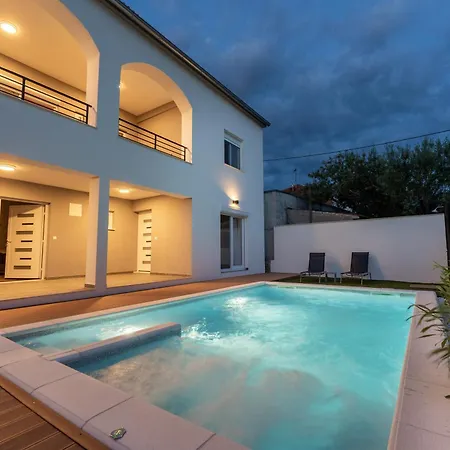 Bernie With A Pool 公寓 *