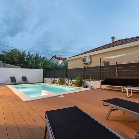 公寓 Bernie With A Pool